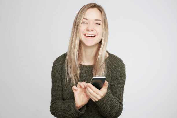 工作室拍摄的相当开朗的女性与积极的表情图片下载