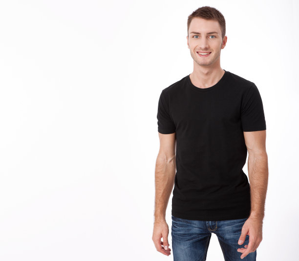 衬衫设计和人的概念-近距离的年轻人在空白的黑色t恤孤立。图片下载