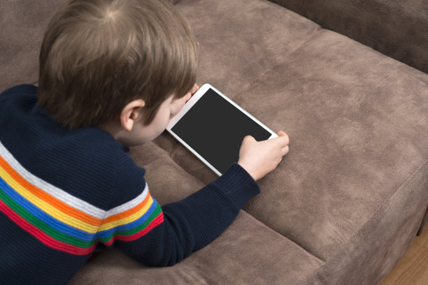 用平板电脑的小男孩图片下载