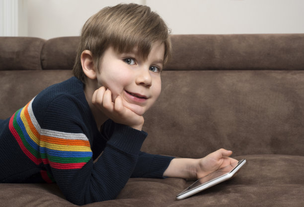 用平板电脑的小男孩图片下载