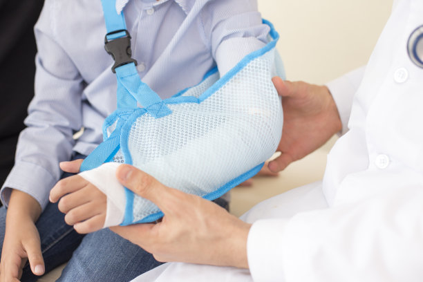 男医生检查小病人手近。有保健理念的人图片下载