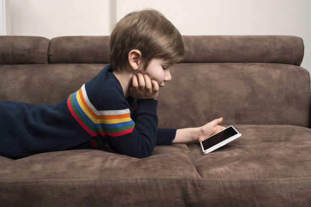用平板电脑的小男孩图片下载