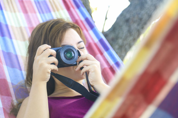 年轻女人拍摄图片下载