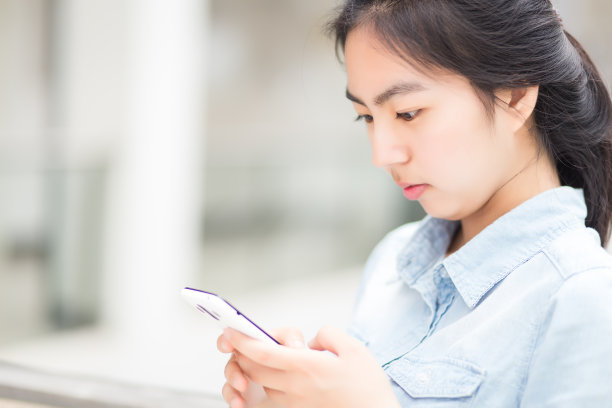 年轻女孩在操作手机图片下载