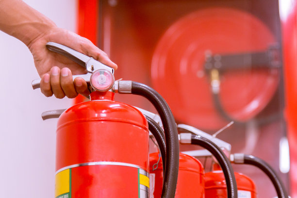 靠近灭火器和红色水箱上的拉销。图片下载