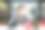 坐在现代咖啡馆里的女人。图片下载
