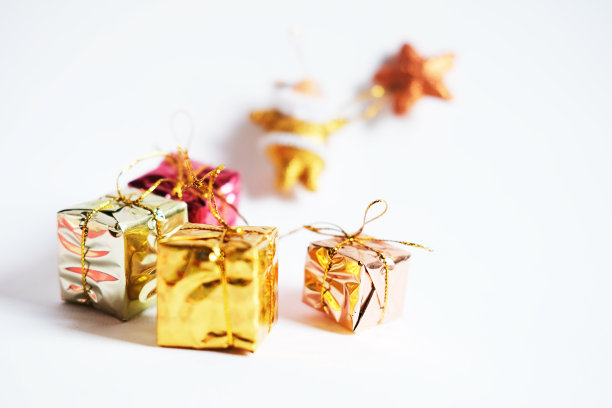 圣诞节装饰在孤立的白色背景与复制空间图片下载