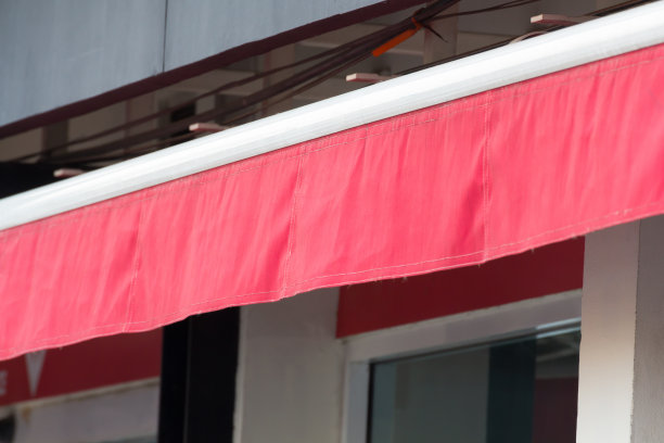 商店橱窗上的红色遮阳篷图片下载
