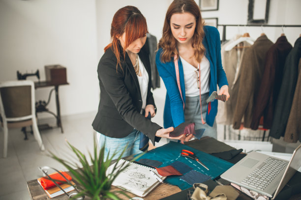 服装设计师在裁缝店工作图片下载