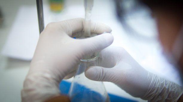 科学教育课堂的化学实验室测试是酸碱滴定图片下载