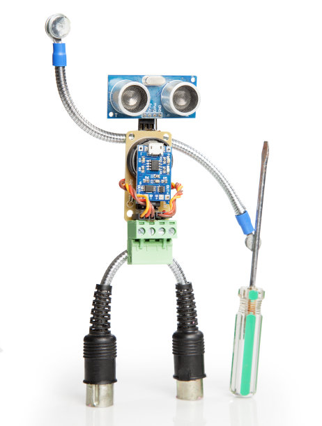 机器人部分由电路板制成，隔离在白色上图片下载