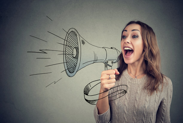 用扩音器分享新闻的快乐女人图片下载