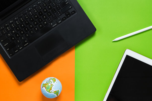 俯视图笔记本电脑和平板电脑图片下载