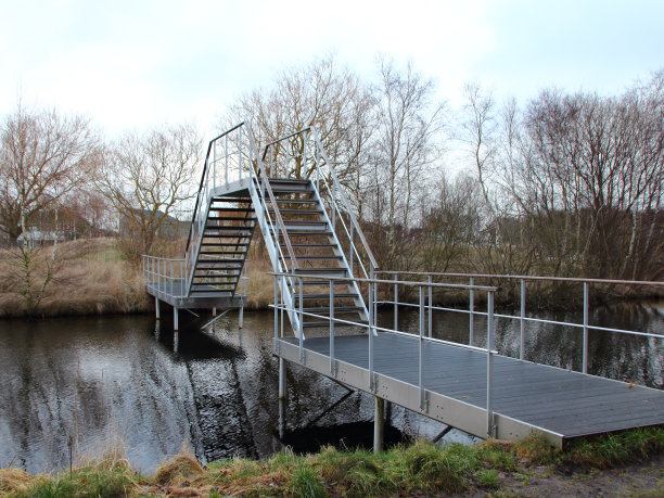 小河边的船友好设计桥图片下载