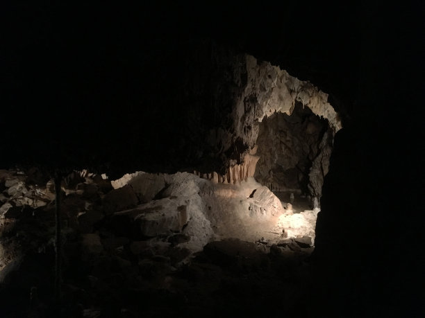 在地下探索一个不同寻常的洞穴。捷克共和国一个洞穴里的长石笋和钟乳石。在黑暗的洞穴深处。图片下载