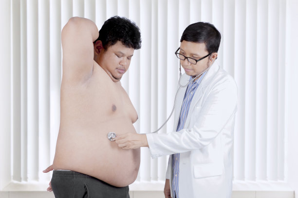 超重男子正在接受医生的检查图片下载