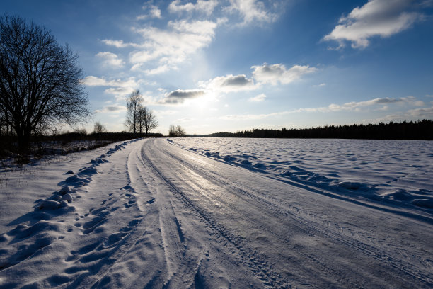 冬天下雪的路上覆盖着厚厚的积雪图片下载