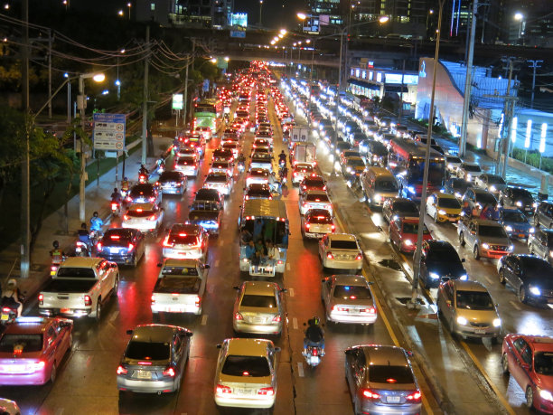 曼谷的夜间交通堵塞图片下载