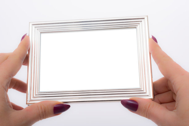 女人拿着一个银色的相框与复印空间图片下载