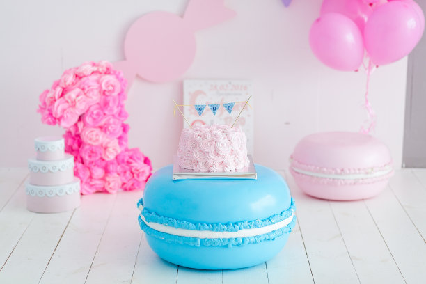 喜庆的粉色玫瑰奶油蛋糕配上蓝色的大马卡龙。第一年蛋糕粉碎图片下载