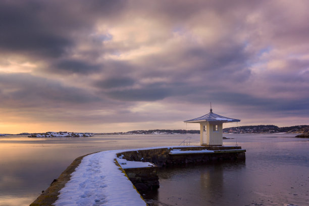 2018年，瑞典哥德堡西海岸，一间与中国建筑相匹配的小屋。多云的天气可以拍出更好的照片图片下载