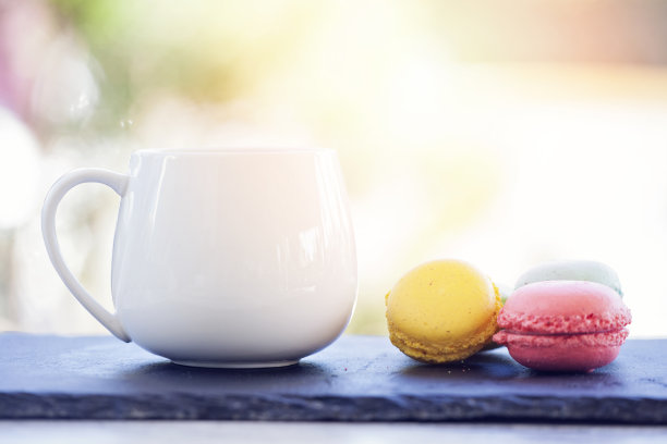 一杯咖啡和五颜六色的杏仁饼干图片下载