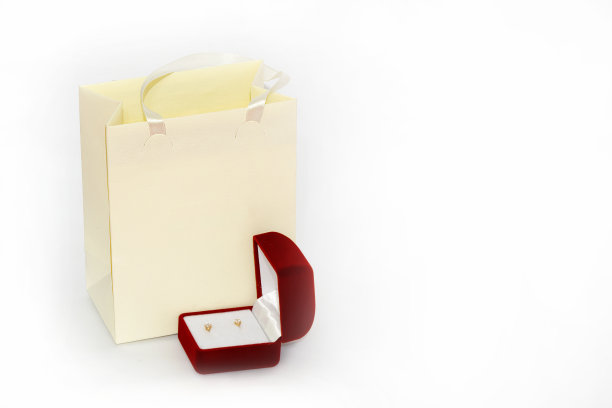 红色首饰盒与黄金耳环模板购物袋隔离图片下载