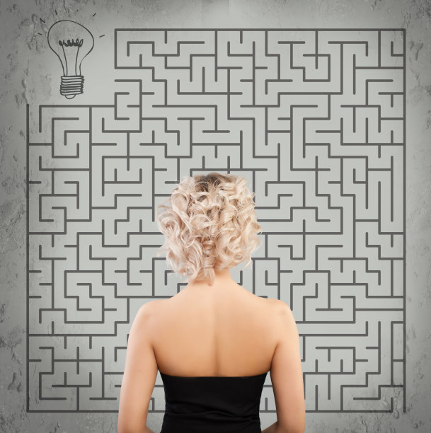 迷宫背景上的女孩。开始，想法，商业计划和战略概念图片下载