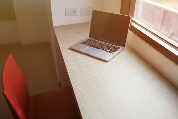 笔记本电脑放在桌上图片下载