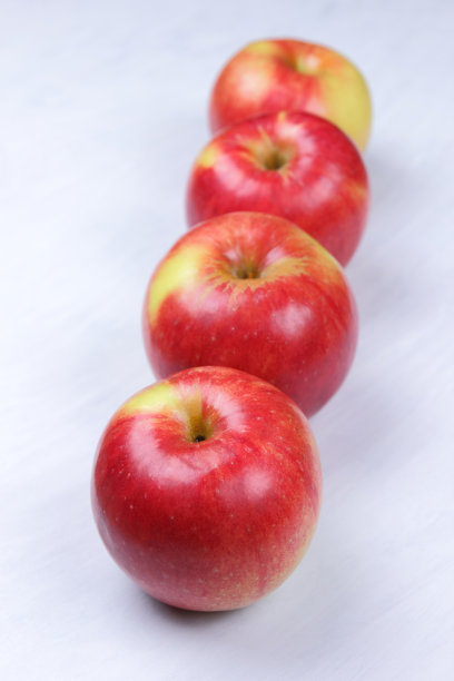 苹果，白色木质背景上的红苹果，早餐水果，维生素，素食，健康食品，美式早餐，设计师的大量苹果，复制空间，极简主义图片下载