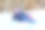 在阳光明媚的冬季公园里，小女孩用四肢在雪地上爬行图片下载