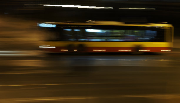 夜间巴士开动了。图片下载