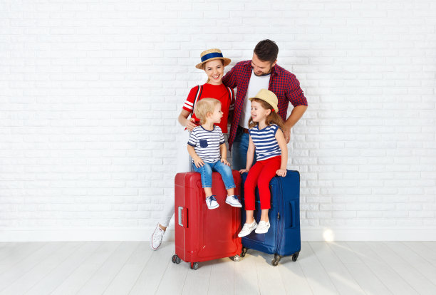 概念旅游和旅游。27、幸福家带手提箱近墙图片下载