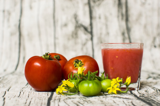 番茄冰沙-番茄汁上的木材背景图片下载