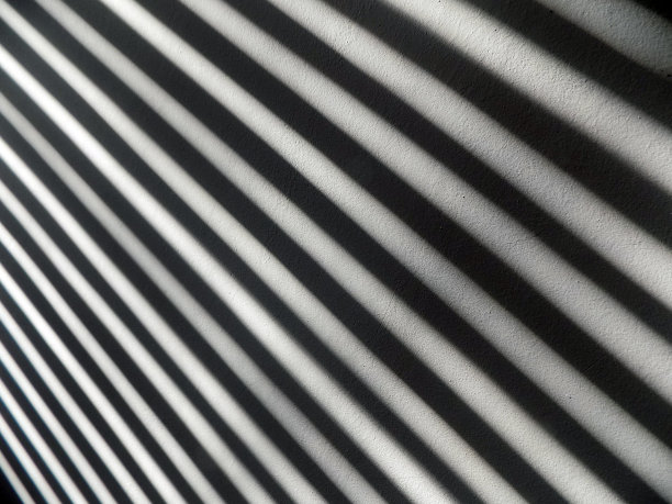 从百叶窗里投射到墙上的阴影图片下载