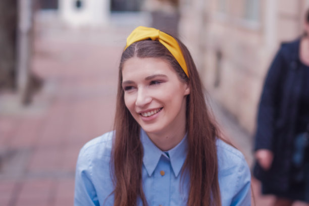 快乐成功的高管在大街上呼吸图片下载