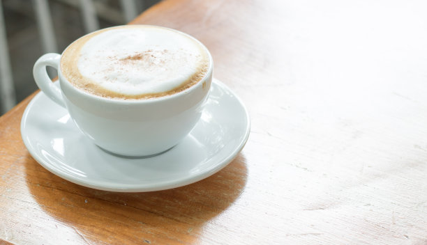 早上把热咖啡放在桌上图片下载
