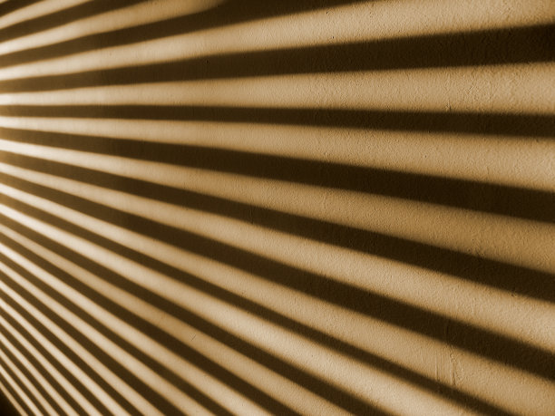 从百叶窗里投射到墙上的阴影图片下载