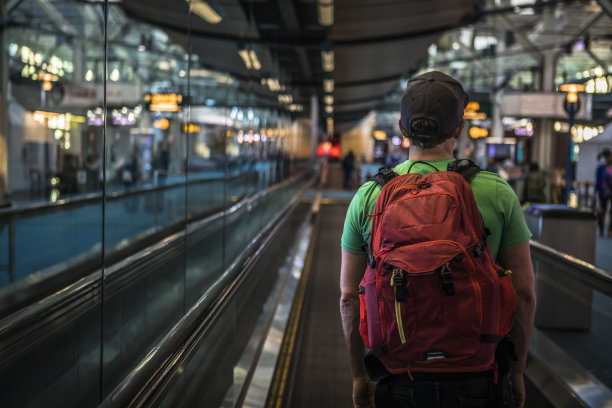 一个年轻人要去机场度假。图片下载