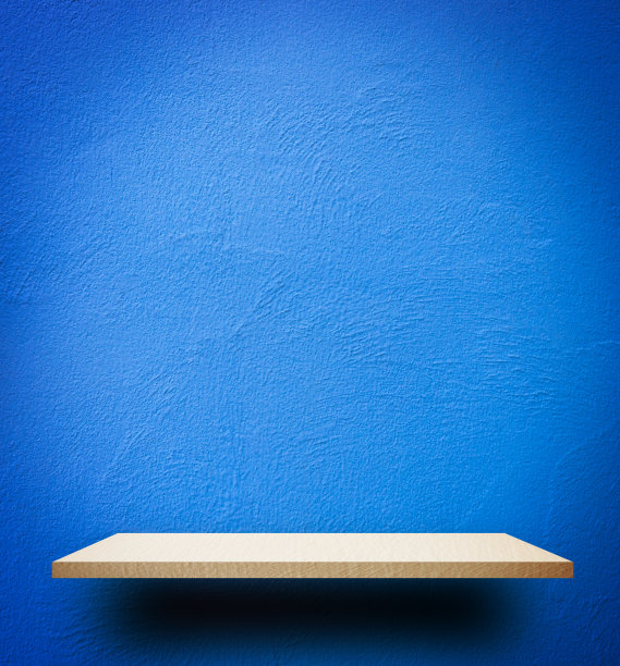 空木架上的蓝色墙壁背景图片下载