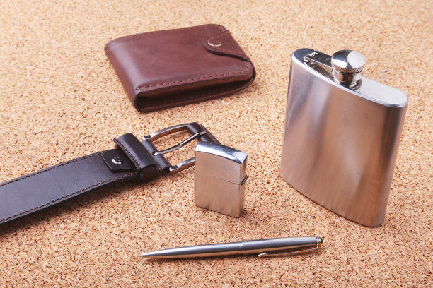 小工具和配件为男人在轻木制背景。时尚男士腰带，钱包，打火机，不锈钢酒壶和钢笔。图片下载