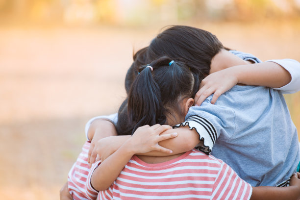 一群亚洲儿童拥抱和玩在一起的爱和乐趣在公园图片下载