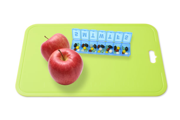 切菜板上放着苹果，配每日药盒和营养补品图片下载