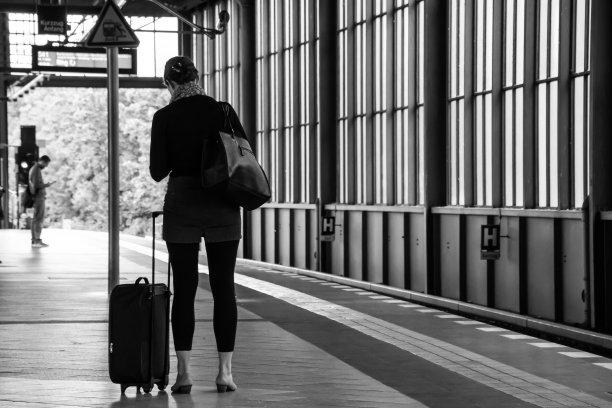 站在火车站的女人的后视图图片下载
