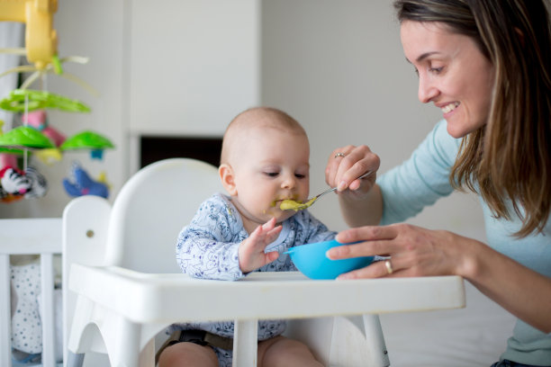 可爱的小男孩，午餐吃蔬菜泥，妈妈喂他图片下载