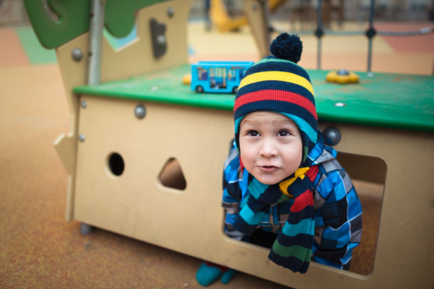 漂亮的孩子坐在操场上的小房子里图片下载