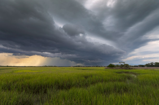风暴锋掠过盐沼图片下载