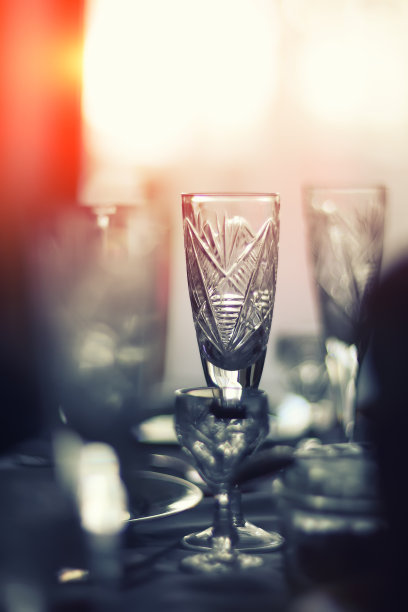 在餐馆的餐桌上图片下载