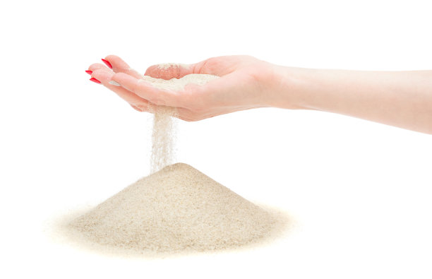 沙子从女人的手上滚过堆。孤立在白色的。时间不多了的概念。图片下载