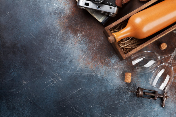 盒子里的酒瓶和老式相机图片下载